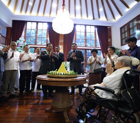 Usai Dianugerahi Jenderal Bintang 4, Prabowo Syukuran dan Sungkem ke Sukartini Djojohadikusumo