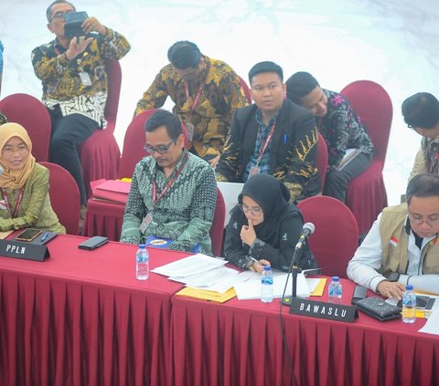 FOTO: Momen Ketua KPU Hasyim Asy'ari Dicecar Pertanyaan Oleh Saksi Ganjar-Mahfud saat Rapat Rekapitulasi Nasional Pemilu 2024