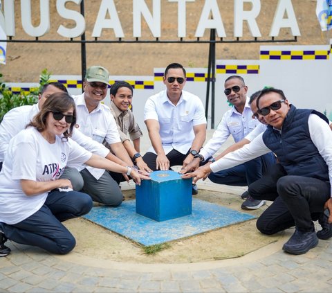 Menteri AHY beserta rombongan meninjau langsung lokasi pembangunan Kawasan Inti Ibu Kota Negara yang terdiri dari kantor-kantor Kementerian, rumah dinas menteri, fasilitas umum dan Istana Negara.