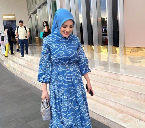 Beautiful Portrait of Nindy Ayunda Wearing Hijab After Umrah, Radiating Her Calm Aura