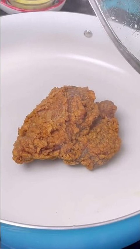 Cara Menghangatkan Ayam Goreng Krispi, Cukup Gunakan Es Batu