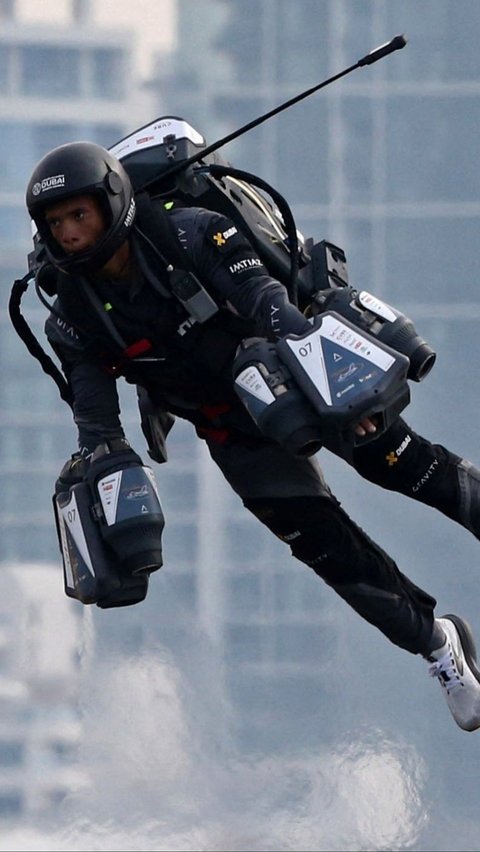 Seperti pada film 'Iron Man', para peserta akan terbang melayang dengan Jet Suit berkecepatan tinggi. Foto: REUTERS / Satish Kumar<br>