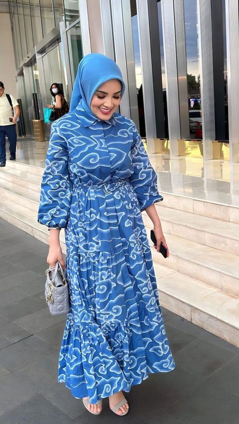 <b>Gaun Batik Mega Mendung untuk Tampilan Feminim</b>