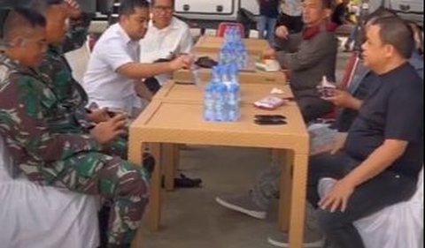 Pada kesempatan tersebut, Haji Isam yang tengah duduk bersama anggota TNI hingga kerabat nampak berbalut pakaian sederhana. <br>