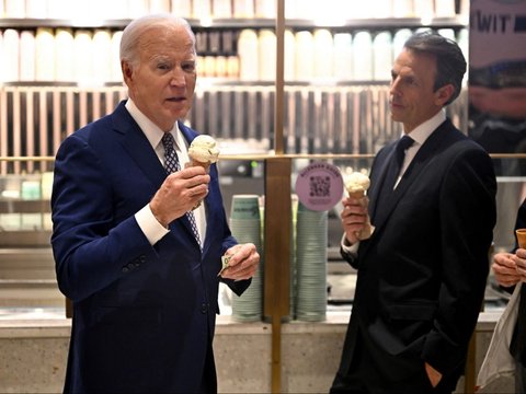 FOTO: Ekspresi Joe Biden Ketika Berharap Gencatan Senjata di Gaza Sambil Asyik Makan Es Krim