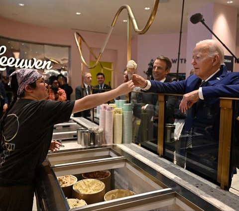 FOTO: Ekspresi Joe Biden Ketika Berharap Gencatan Senjata di Gaza Sambil Asyik Makan Es Krim