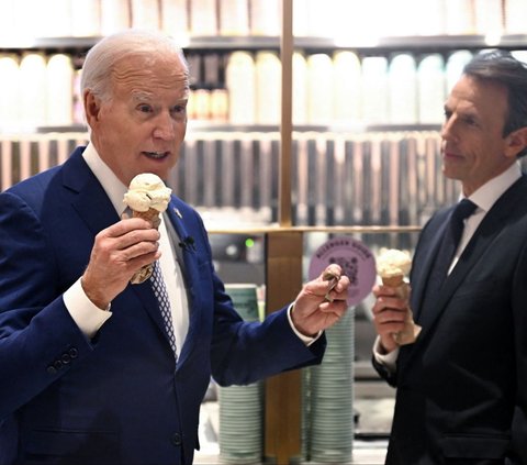 FOTO: Ekspresi Joe Biden Ketika Berharap Gencatan Senjata di Gaza Sambil Asyik Makan Es Krim