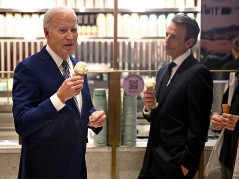 FOTO: Ekspresi Joe Biden Ketika Berharap Gencatan Senjata di Gaza Sambil Asyik Makan Es Krim