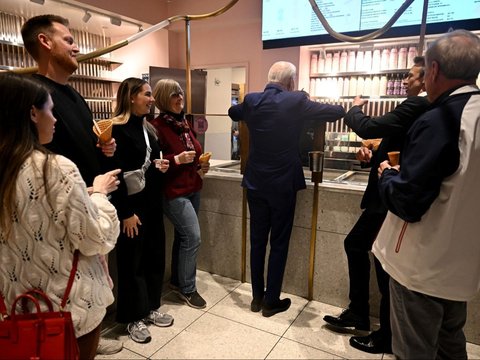 FOTO: Ekspresi Joe Biden Ketika Berharap Gencatan Senjata di Gaza Sambil Asyik Makan Es Krim