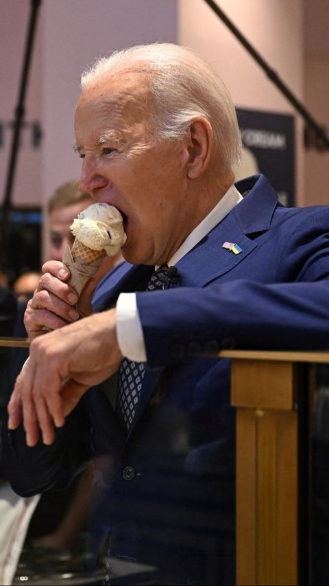 Presiden AS Joe Biden saat menikmati es krim dengan pembawa acara Seth Meyers  di Van Leeuwen Ice Cream. Foto: AFP / JIM WATSON