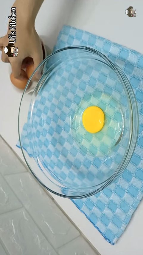 Pecahkan Telur ke dalam Mangkuk