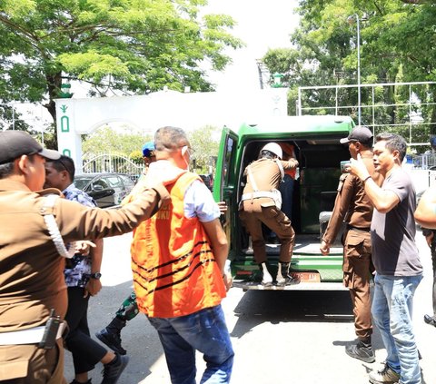 Kejari Kepulauan Tanimbar Serahkan Dua Tersangka Korupsi Anggaran Perjalanan Dinas