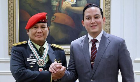 Dalam foto tersebut, Prabowo tampak gagah menggunakan seragam dinas perwira tinggi TNI lengkap dengan tanda kepangkatan dan jasa.
