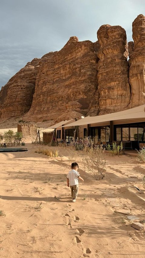 Keceriaan Issa, si kecil, terpancar jelas saat ia menikmati bermain dan menjelajahi pasir di sana.<br>
