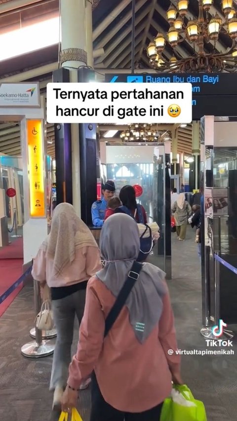 Namun nyatanya, tangisnya tetap pecah saat mengantarkan dua orang kesayangannya.