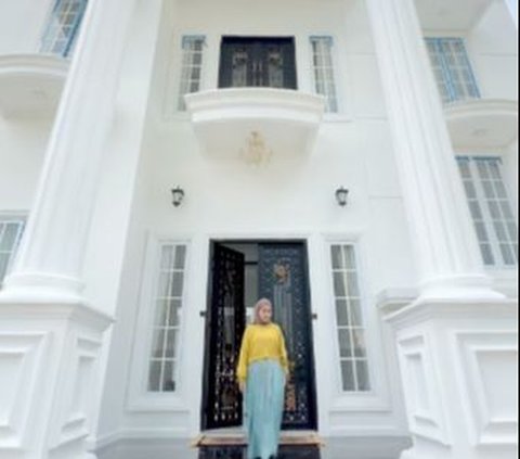 Pemilik Rumah Mewah Bak Istana Kaget Lihat CCTV, Setiap Hari Ada Bapak ini Rekam Kediamannya 'Menangis Ingin Bertemu'