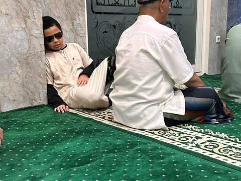 Masya Allah, Adam Anak Shireen Sungkar Rajin Salat Subuh di Masjid, Intip Potretnya Sampai Ketiduran