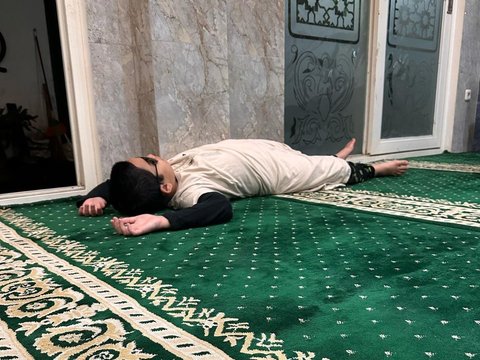 Masya Allah, Adam Anak Shireen Sungkar Rajin Salat Subuh di Masjid, Intip Potretnya Sampai Ketiduran