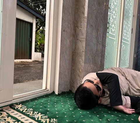 Masya Allah, Adam Anak Shireen Sungkar Rajin Salat Subuh di Masjid, Intip Potretnya Sampai Ketiduran