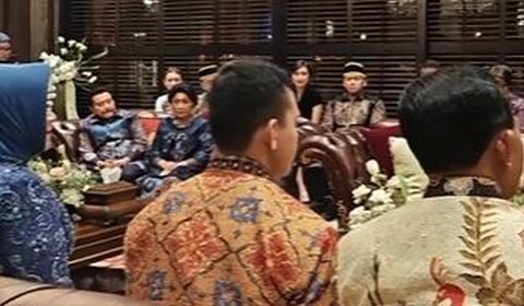 Hadir pula sosok jenderal bintang 4 lain sekaligus mertua Andika Perkasa, AM Hendropriyono dengan batik berwarna biru.