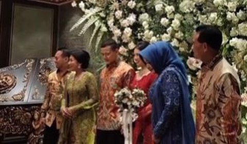 Di ujung acara, kedua pasangan saling bertukar cincin untuk menandai keseriusan mereka melangkah ke jenjang pernikahan.