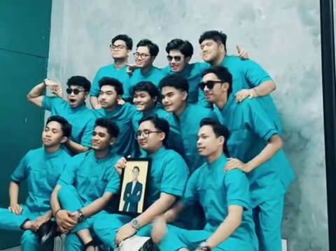 Sekelompok Dokter Ini Foto Studio dengan Membawa Foto Rekannya yang Meninggal, Bikin Haru