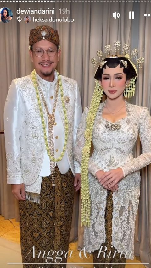 Pasangan ini terlihat serasi dan kompak mengenakan busana pengantin adat Jawa