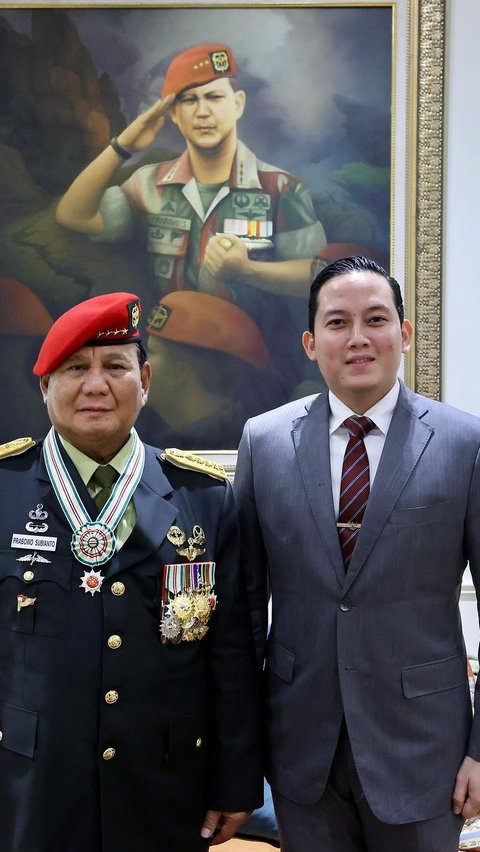 Semula, Prabowo menyandang pangkat bintang tiga dengan gelar Letnan Jenderal (Purn). Kini, ia memiliki gelar baru sebagai Jenderal (Hor).