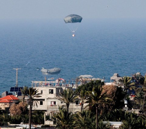 Warga Jalur Gaza pun seangat antusias untuk mendapatkan bantuan yang diterjunkan dari udara tersebut. Bahkan, beberapa orang terpantau menggunakan perahu untuk mengumpulkan bantuan yang jatuh ke laut. REUTERS/Ibraheem Abu Mustafa