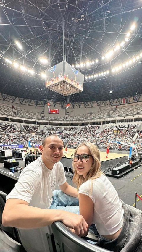BCL dan Tiko terlihat begitu bahagia dalam momen kebersamaan mereka dari tribun Arena Bola Basket Senayan.
