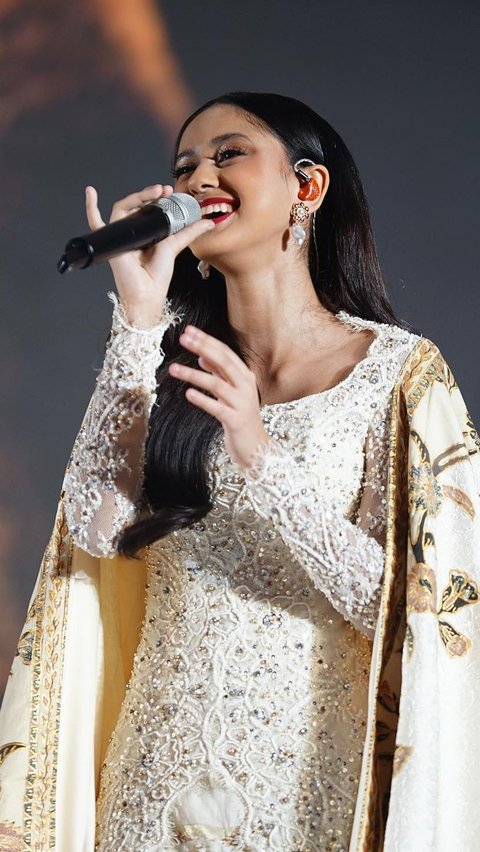Asila memulai debutnya di tahun 2022 dengan membawakan lagu berjudul CURANG yang ditulis oleh Melly Goeslaw