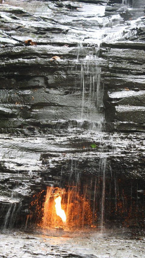 Fenomena Air Terjun Api Abadi (Eternal Flame)