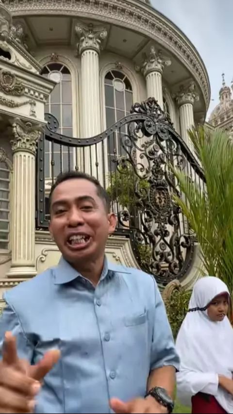 Mulai dari pintu masuk yang mewah dengan sentuhan klasik, hingga tangga dalam ruangan yang begitu megah, semuanya dipamerkan oleh Daffa dalam videonya.