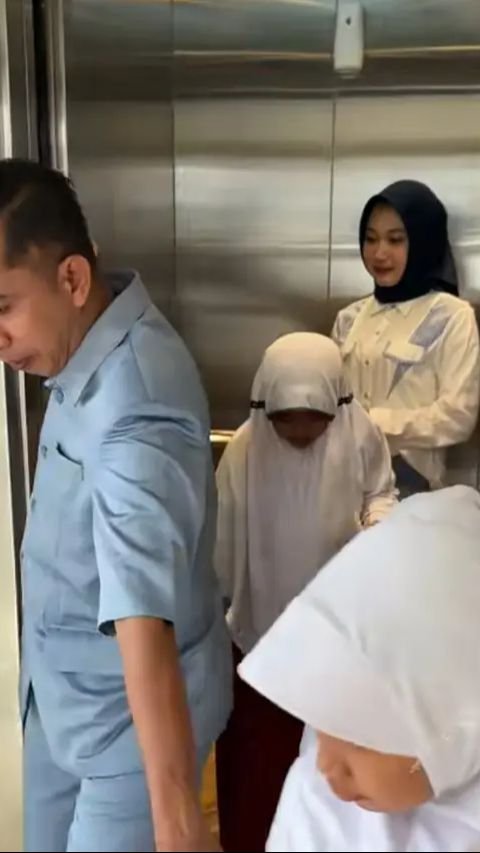 Keberadaan lift di dalam rumah tersebut menunjukkan betapa lengkapnya fasilitas yang dimiliki oleh keluarga ini, menjadi salah satu hal menarik yang ditampilkan oleh Daffa.