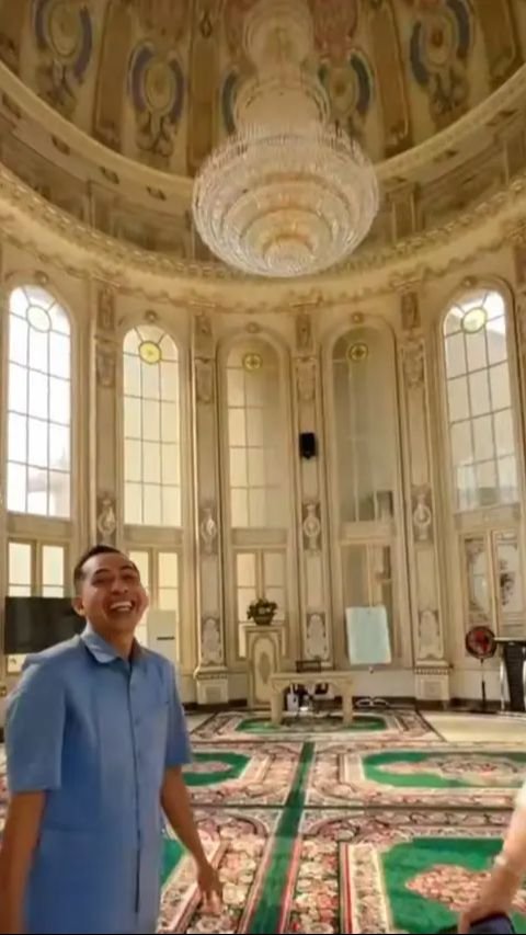 Ada tempat sholat yang megah, mirip dengan masjid di Timur Tengah, yang juga disajikan dalam videonya.