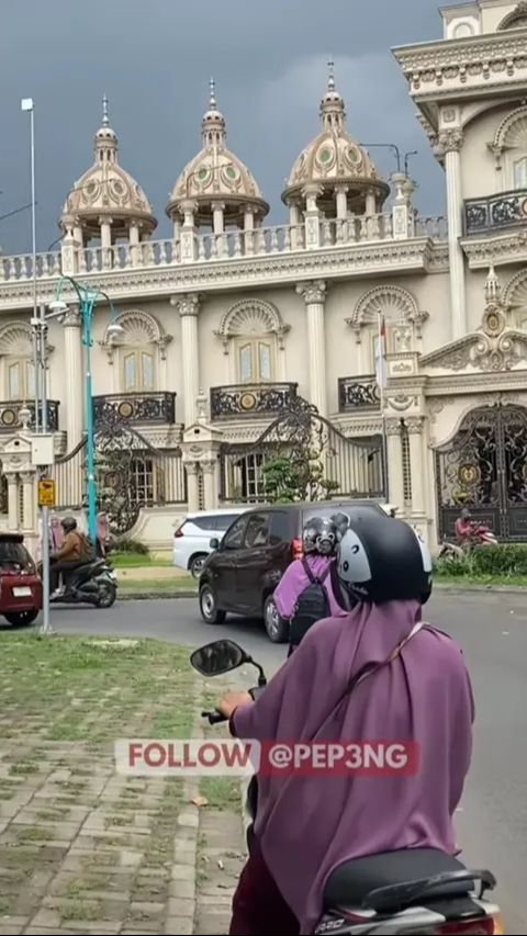 Rumah mewah Sultan Sidoarjo ini bukan hanya tempat tinggal, melainkan juga simbol dari kerendahan hati dan kedermawanan pemiliknya.