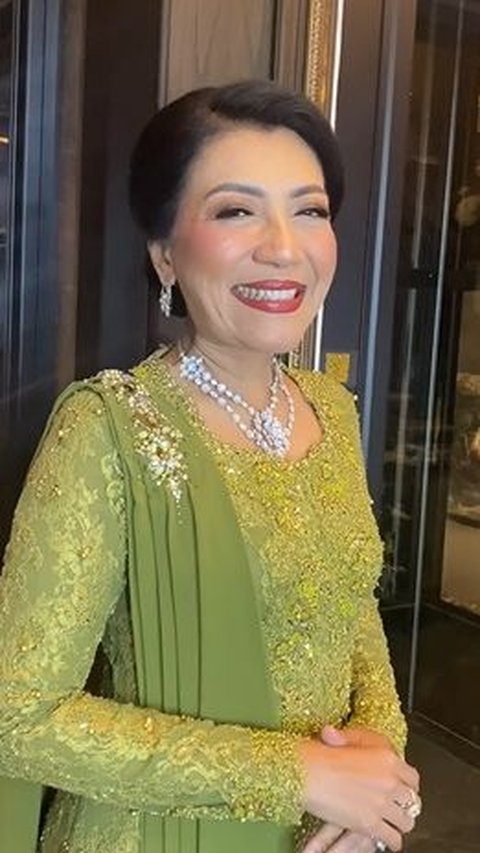 Sementara istri Andika Perkasa, yakni Hetty tampak memakai setelan kebaya berwarna hijau.