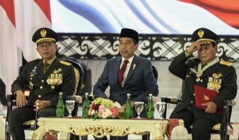 Semula, Prabowo menyandang pangkat bintang tiga dengan gelar Letnan Jenderal (Purn).