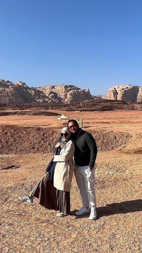 Semakin Berumur Makin Romantis, Potret Meisya Siregar dan Bebi Romeo 'Honeymoon' di Jordania