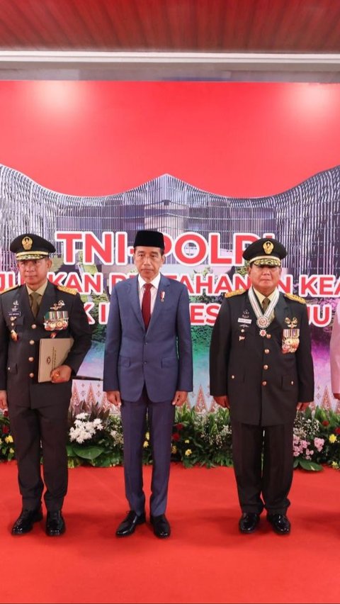 Jokowi memberi arahan depan jenderal TNI Polri saat rapimnas. Jokowi menyinggung peran TNI-Polri hingga ancaman terbaru.