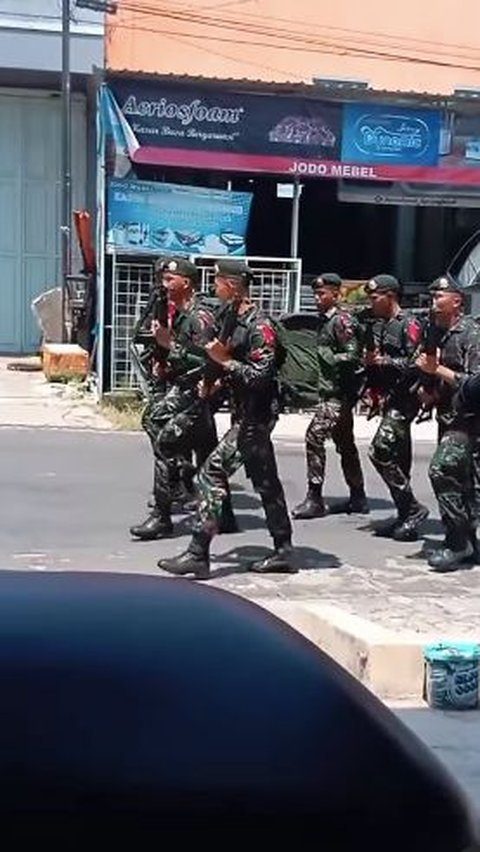 Pasukan TNI Lewat, Ibu ini 'Berani-beraninya' Langsung Ambil Selang lalu Siram Air para Prajurit<br>