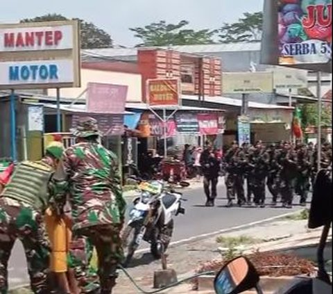 Pasukan TNI Lewat, Ibu ini 'Berani-beraninya' Langsung Ambil Selang lalu Siram Air para Prajurit