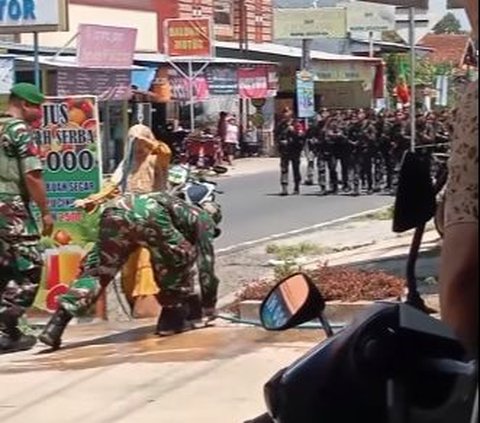 Pasukan TNI Lewat, Ibu ini 'Berani-beraninya' Langsung Ambil Selang lalu Siram Air para Prajurit