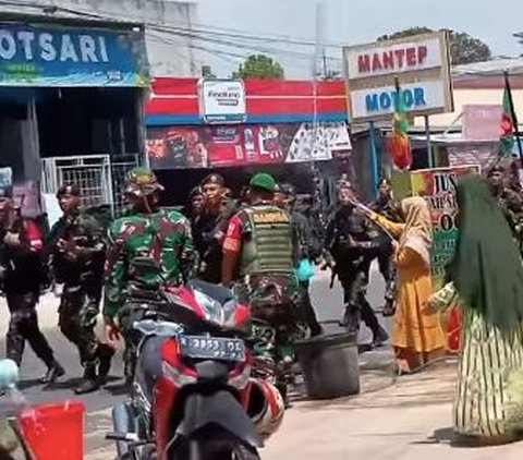 Pasukan TNI Lewat, Ibu ini 'Berani-beraninya' Langsung Ambil Selang lalu Siram Air para Prajurit