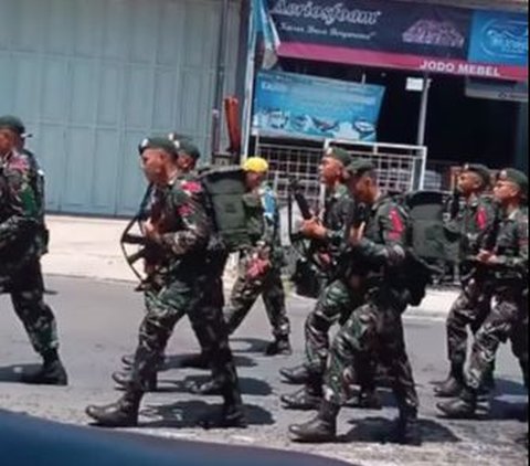 Pasukan TNI Lewat, Ibu ini 'Berani-beraninya' Langsung Ambil Selang lalu Siram Air para Prajurit