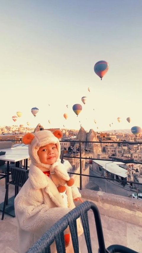 Potret Lucu Gala Sky saat Liburan di Turki, Kenakan Outfit Mirip Teddy Bear Gemesin Banget!