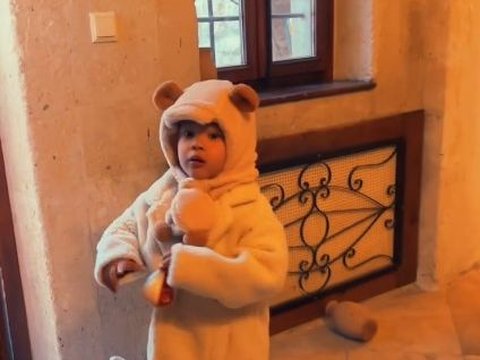 Potret Lucu Gala Sky saat Liburan di Turki, Kenakan Outfit Mirip Teddy Bear Gemesin Banget!