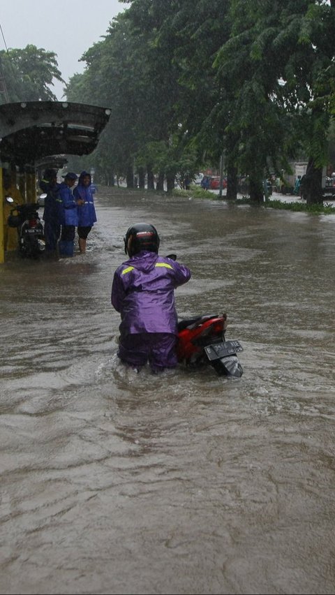 FOTO: Penampakan Banjir Parah di Cempaka Putih yang Bikin Motor Mogok dan Macet Panjang