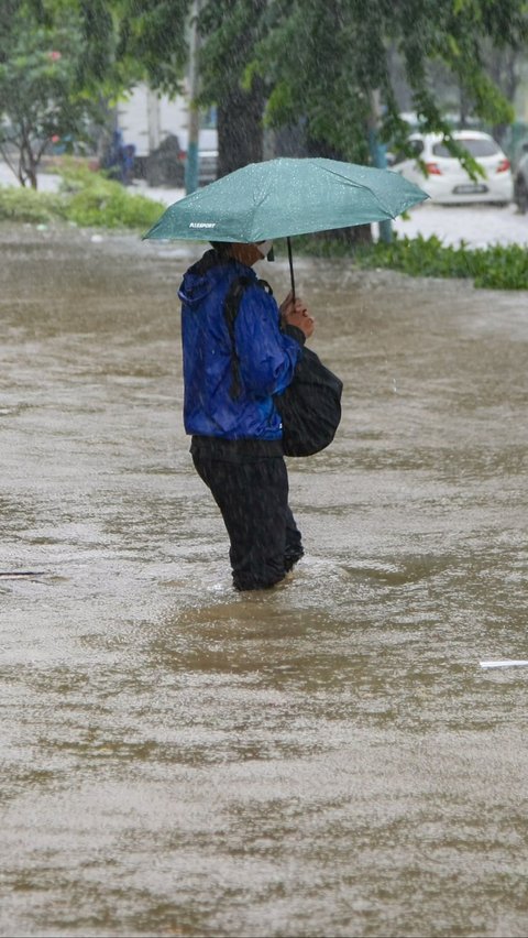 Ketinggian banjir yang merendam kawasan Cempaka Putih ini mencapai 70 cm. Merdeka.com/Arie Basuki