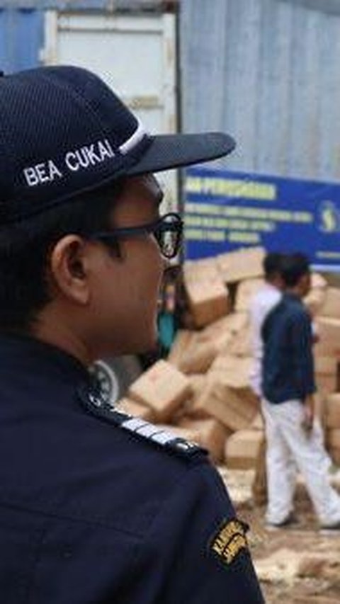Bea Cukai Musnahkan 5 Kontainer Kacang Tanah Impor